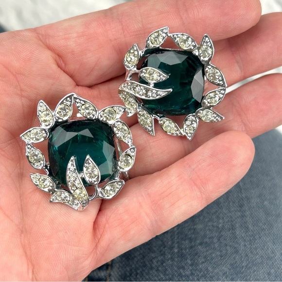 VINTAGE Sarah Coventry Huge Emerald Green Rhinestone Silver Formal Clip Ons - Picture 2 of 5